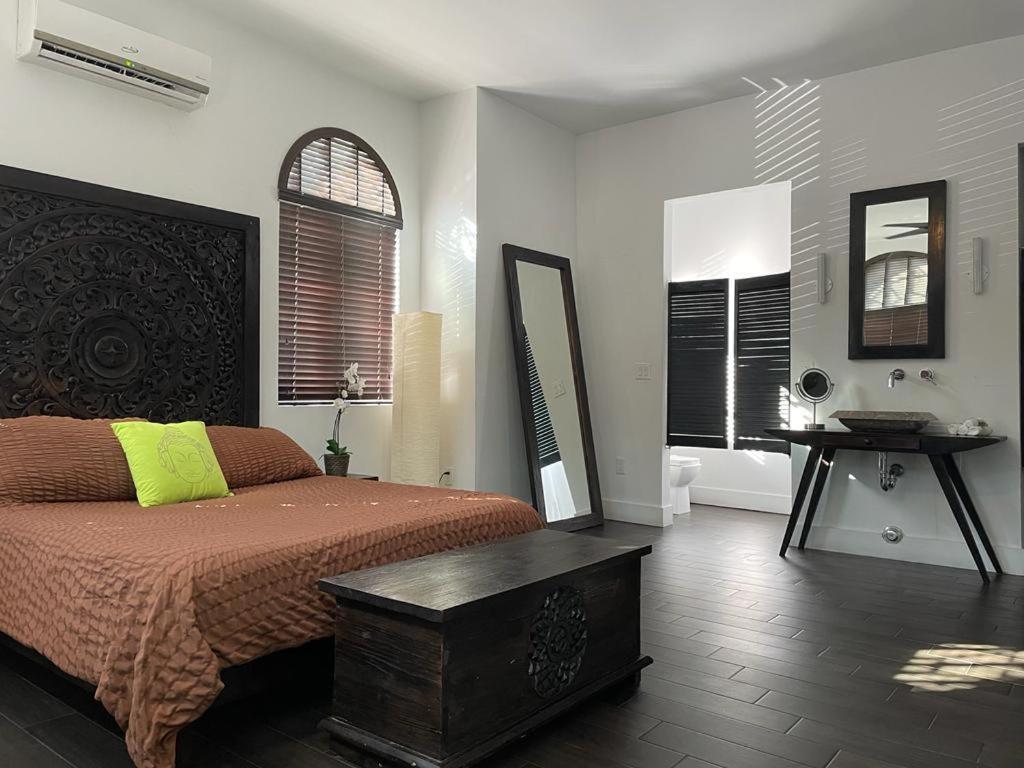Vive Zen Queen Apartment